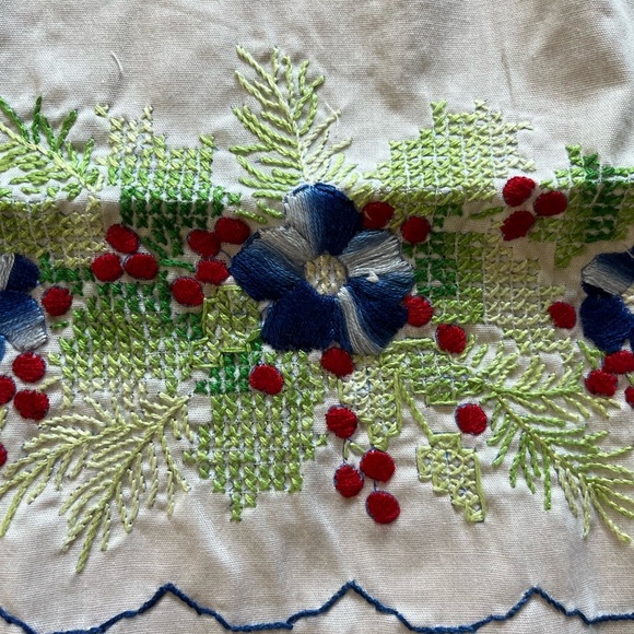 Embroidered Dresser Scarf Runner and Doily Set. New. Bucilla - Picture 4 of 7